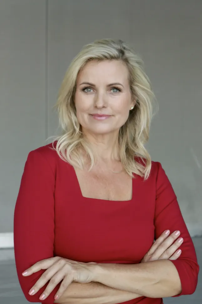Carola Ferstl Portrait im roten Outfit